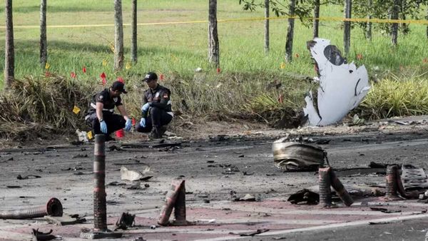 Video: రహదారిపై కుప్పకూలిన విమానం, పది మంది మృతి