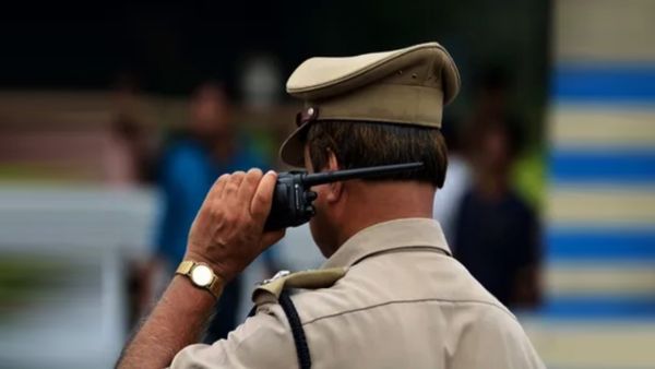 సిక్ లీవ్ పెట్టి క్లబ్ లో మహిళతో డీఐజీతో లస్క్ టపా, సీఎంకు మండిపోయింది, అంతే !