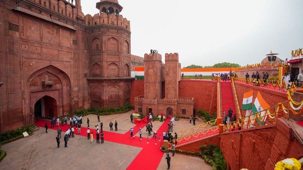 ఢిల్లీలో కనివినీ ఎరుగని భద్రత..