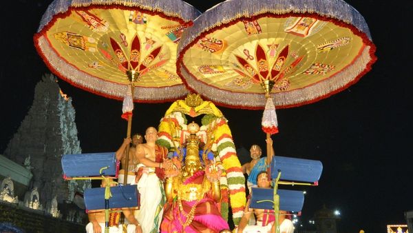 తిరుమలలో వైభవంగా అధికమాసం శ్రావణ పౌర్ణమి, పాపాలు తొలగిపోవాలని భక్తులు !