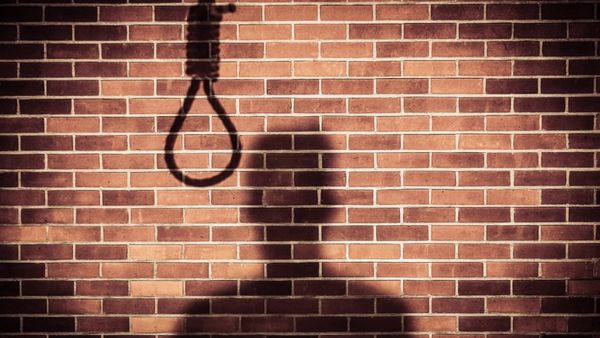 ఐఏఎస్ టార్గెట్, ఉరి వేసుకుని ఆత్మహత్య చేసుకున్న లేడీ బ్యాంక్ మేనేజర్ !