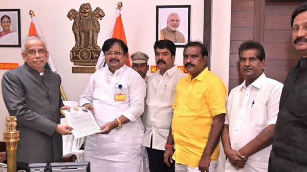 ఏపీ గవర్నర్‌కు `పెన్ డ్రైవ్` అందజేసిన టీడీపీ నేతలు..!!