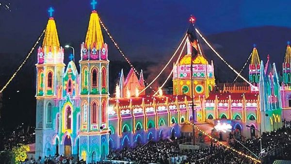 Velankanni: మేరీ మాత ఉత్సవాలకు పోటెత్తిన భక్తులు: ప్రత్యేక రైళ్లు
