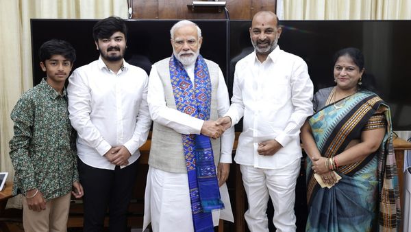 Bandi Sanjay: ప్రధాని నరేంద్ర మోడీని కుటుంబ సమేతంగా కలిసిన బండి సంజయ్..