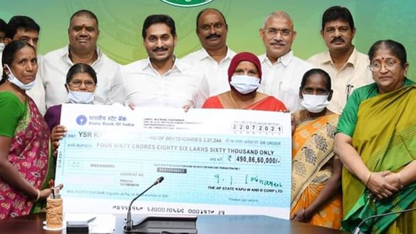 మహిళల ఖాతాల్లో రూ 15 వేలు చొప్పున జమ చేయనున్న సీఎం జగన్..!!