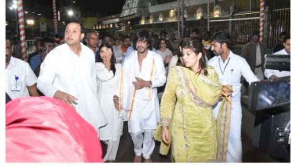 తిరుమల శ్రీవారిని దర్శించుకున్న షారుక్ ఖాన్, గౌరీ ఖాన్, సుహానా, నయనతార