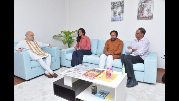 హైదరాబాద్‌కు అమిత్ షా: పీవీ సింధుతో భేటీ, బీజేపీ నేతలతో చర్చలు