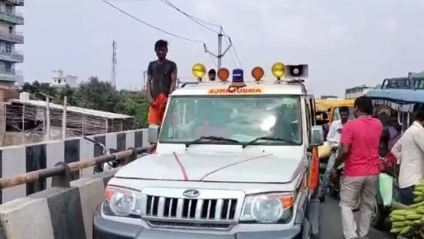 సీఎం కాన్వాయ్ రాకతో అంబులెన్స్‌ను ఆపేశారు: చిన్నారి తల్లి వేడుకున్నా కనికరించలేదు