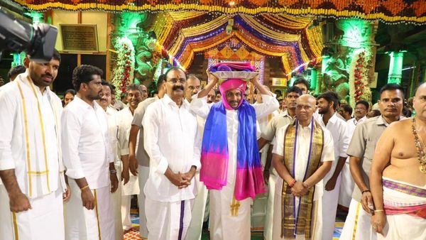 తిరుమలలో సీఎం జగన్, శ్రీవారికి పట్టు వస్త్రాలు, టీటీడీ క్యాలెండర్లు విడుదల !