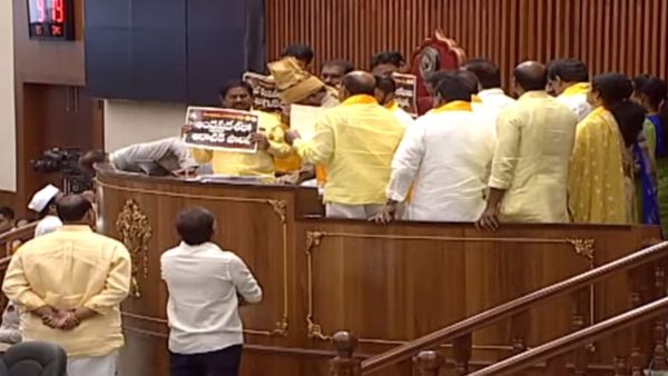 స్పీకర్ పోడియంపైకి శ్రీదేవి, కోటంరెడ్డి - పేపర్లు చింపి, గందరగోళం..!!