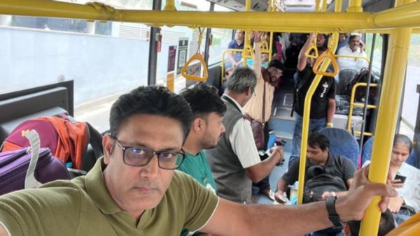 సిటీ బస్సులో మాజీ క్రికెటర్ అనీల్ కుంబ్లే, ఎయిర్ పోర్టులో ఏం జరిగిందంటే ?