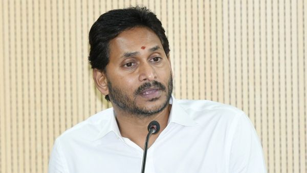 కేంద్రంలో కీలక పరిణామాలు, కొత్త లెక్కలు - మంత్రులతో సీఎం జగన్ భేటీ..!!