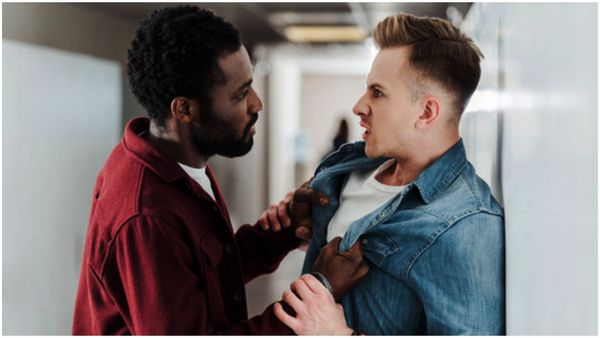 ఓరి నీయంకమ్మ, 10 అంగుళాల భూమికోసం ఢిష్యూం ఢిష్యూం, క్లైమాక్స్ లో శవం !