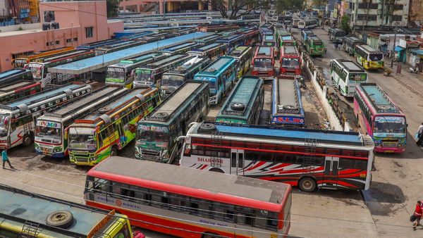 కర్ణాటక బంద్, బంద్ అంటే ఇదే బాసు, 44 విమానాలు రద్దు, రక్తం ఇస్తాం కాని నీళ్లు ఇవ్వం !