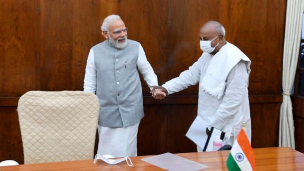 మోదీతో మాజీ ప్రధాని చర్చలు. సోనియా గాంధీ బ్యాచ్ కు చెక్ పెట్టాలని డిసైడ్ !