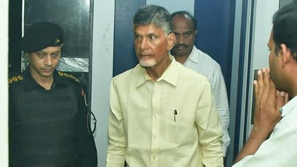 ఏసీబీ కోర్టుకు చంద్రబాబు, స్వయంగా వాదనలు: రిమాండ్‌ రిపోర్టు సమర్పించిన సీఐడీ, ఎఫ్ఐఆర్‌లో పేరు చేరిక