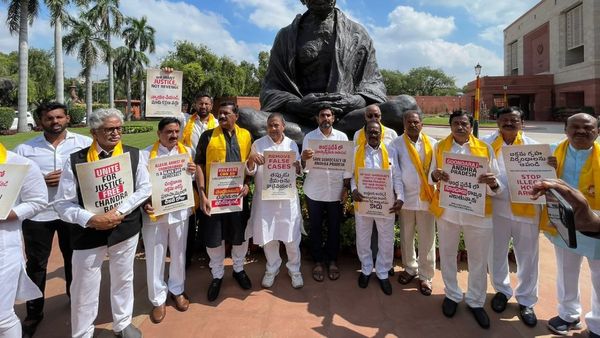 టీడీపీతో జట్టు కట్టిన వైసీపీ రెబెల్: లోకేష్‌తో కలిసి ఆందోళన