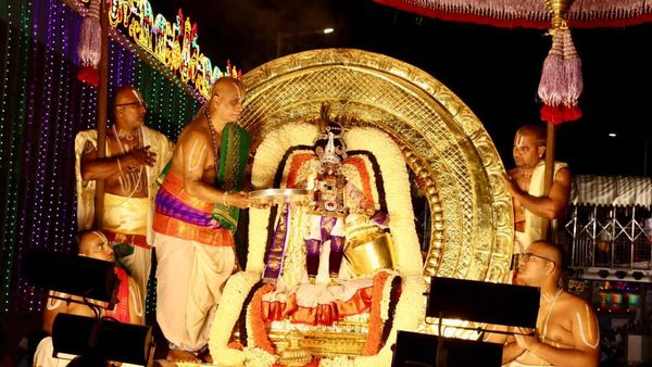 చంద్రప్రభ వాహనంపై తిరుమలేశుడు..