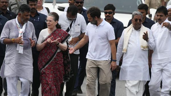 సీఎంకు షాక్, ఎక్కడ తగ్గాలో, ఎక్కడ నెగ్గాలో నాకు తెలుసు, హైదరాబాద్ లో !