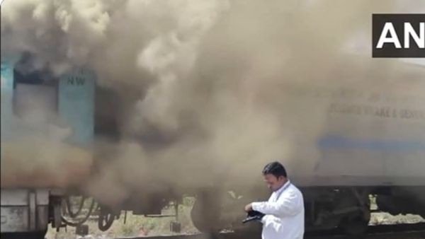 హమ్‌సఫర్ ఎక్స్‌ప్రెస్ రైలులో భారీగా ఎగిసిన మంటలు: ప్రయాణికుల పరుగులు