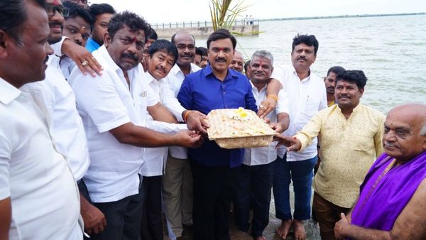 డ్యామ్ కు ప్రత్యేక పూజలు చేసిన మైనింగ్ కింగ్ గాలి జనార్దన్ రెడ్డి, మ్యాటర్ !