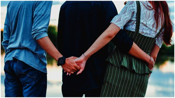 భార్య బాయ్ ఫ్రెండ్ తల నరికి చేతిలో పట్టుకుని జాలీ రైడ్ వెళ్లిన భర్త, మగాడురా బుజ్జీ !