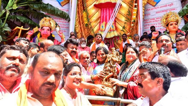 ఖైరతాబాద్ గణేశుడికి గవర్నర్ తొలిపూజ: భారీగా తరలివచ్చిన భక్తులు