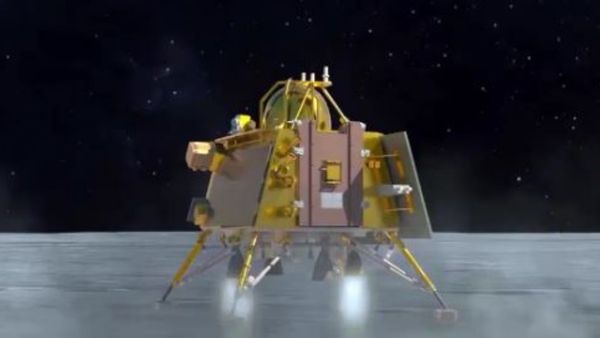 Chandrayaan 3: చంద్రుడి ఉపరితలం పై నుంచి పైకి లేచిన ల్యాండర్.. ఎక్కడికి వెళ్లిందంటే..!
