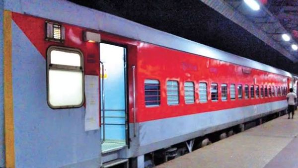 Train: జన్మభూమి ఎక్స్ ప్రెస్‍లో పొగలు.. రైలు దిగి పరుగులు తీసిన ప్రయాణికులు..