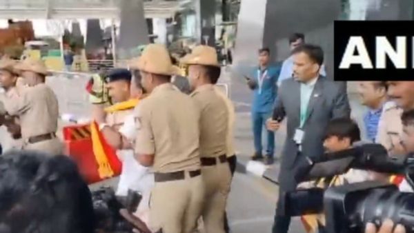 అబ్బా స్కెచ్ అదుర్స్, ముందుగానే విమానం టిక్కెట్లతో ఎయిర్ పోర్టులోకి ఎంట్రీతో షాక్ !