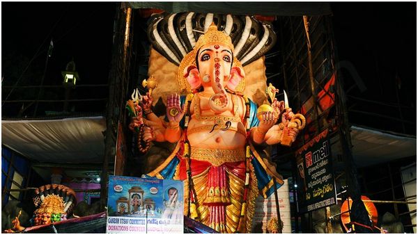 Khairathabad Ganesh: ఖైరతాబాద్ గణేషుడి కోసం భారీగా తరలొస్తున్న భక్తులు..