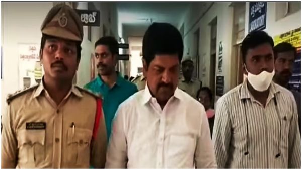 ఆలయాలకు వెళ్ళకుండా టీడీపీనేతల అరెస్టులు; పోలీసుల ముందే కొబ్బరికాయలు కొట్టి నిరసన!!