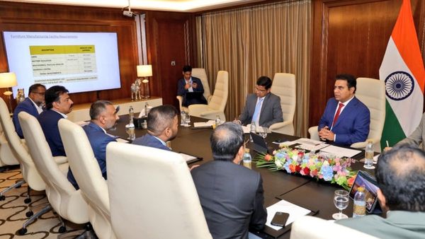 KTR: దుబాయ్‍లో కేటీఆర్.. తెలంగాణకు పలు పెట్టుబడులు..