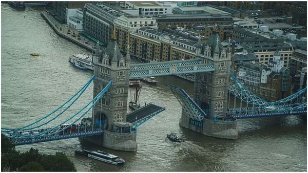 London Tower Bridge: పైకి లేచిన టవర్ బ్రిడ్జి.. కిందికి రాలేదు, భారీగా ట్రాఫిక్ జామ్