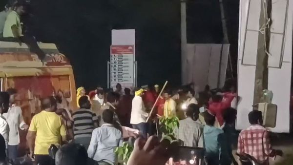 లోకేష్ తీరు మారట్లేదు: భీమవరంలో రెచ్చగొట్టే ప్రసంగం.. దాడులు: పోలీసులకూ గాయాలు