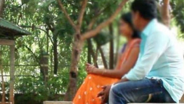 గెస్ట్ హౌస్ లో లేడీతో డాక్టర్ రొమాన్స్, వంద మందితో వెళ్లి రెడ్ హ్యాండెడ్ గా పట్టుకున్న భర్త !