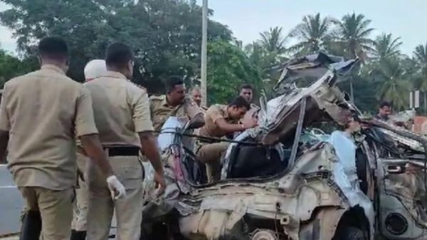 ప్రాణం తీసిన టూర్, లేడీ టెక్కీతో సహా స్పాట్ లో ముగ్గురు, కారు టైర్ పేలింది !