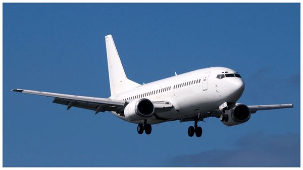 Flight: విమానం టాయిలెట్‍లో కెమెరా.. గుర్తించిన బాలిక..!