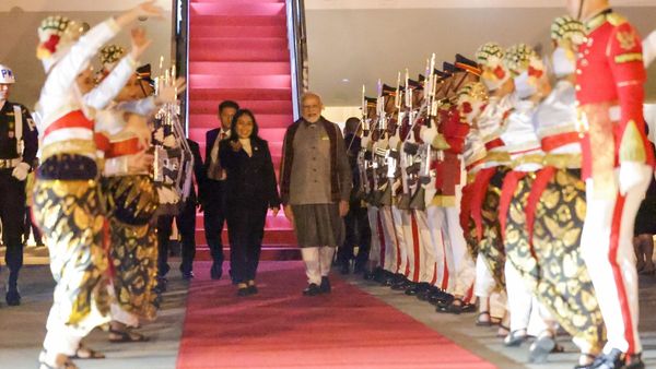 ఇండోనేషియాలో అడుగుపెట్టిన ప్రధాని మోడీకి ఘన స్వాగతం: ప్రవాసుల ఉత్సాహం