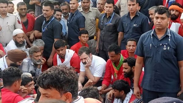 రైల్వే స్టేషన్‌లో సూట్‌కేస్ మోసిన రాహుల్ గాంధీ