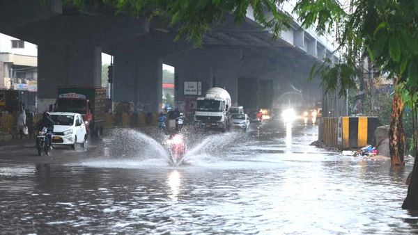 Hyderabad Rain: హైదరాబాద్‍లోని పలు ప్రాంతాల్లో భారీగా ట్రాఫిక్ జామ్.. ఎక్కడికక్కడ నిలిచిపోయిన వాహనాలు..