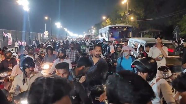 నిమజ్జనం వేళ.. ట్యాంక్‌బండ్‌పై ఆందోళన- ఉద్రిక్తత