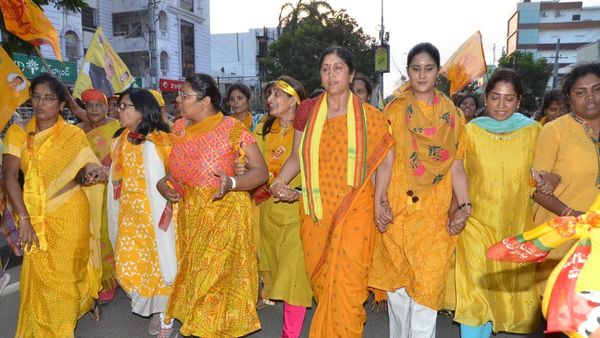 విజయవాడ కోర్టు ముందు హైటెన్షన్, భారీగా వస్తున లేడీ లీడర్స్, ఎక్కువ చేస్తే !