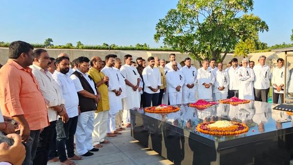 మహాత్ముడి సమాధి వద్ద నల్ల బ్యాడ్జీలతో..