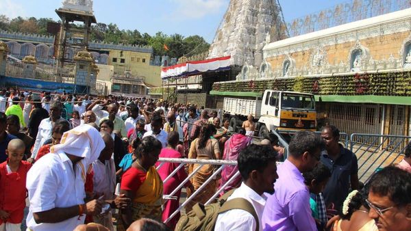 Tirumala: టీటీడీ కీలక నిర్ణయం.. గోవిందా అని కోటిసార్లు రాస్తే వీఐపీ దర్శనం..