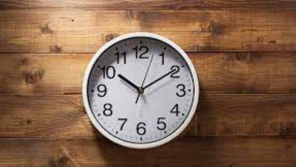 vastu tips: ఇంట్లో గడియారం ఉంచేందుకు వాస్తు.. తప్పుదిశలో పెడితే తిప్పలు తప్పవు!!