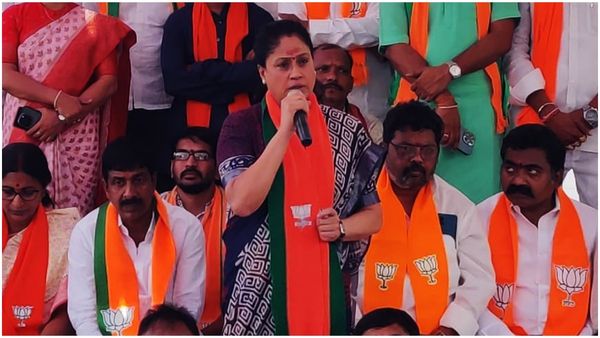 సొంతపార్టీ నేతలపై విజయశాంతి షాకింగ్ వ్యాఖ్యలు!!