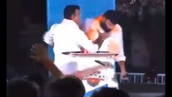 బీజేపీ అభ్యర్థి కూన శ్రీశైలం గౌడ్‌పై బీఆర్ఎస్ ఎమ్మెల్యే వివేకానంద దాడి: షాకింగ్ వీడియో వైరల్