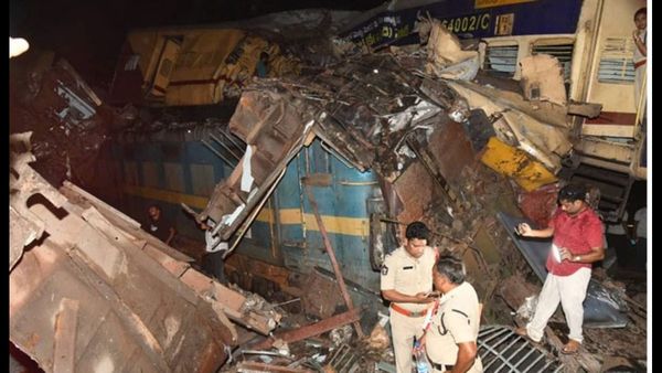 ఏపీలో రైలు ప్రమాదంపై ప్రధాని మోడీ దిగ్భ్రాంతి: ఘటనపై ఆరా, ఎక్స్‌గ్రేషియా ప్రకటన