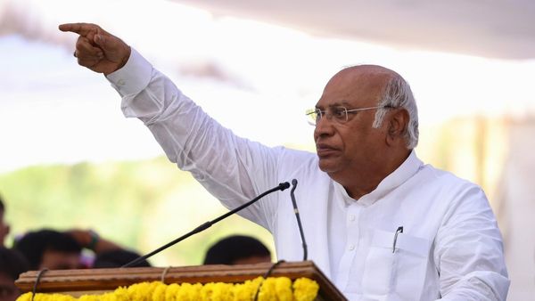 తెలంగాణ ప్రజలకు కీలక హామీలు: కేసీఆర్, మోడీపై విరుచుకుపడ్డ మల్లిఖార్జున ఖర్గే